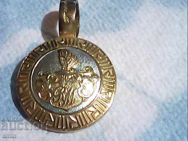 Παράδοση Όμορφη καρφίτσα και επιχρυσωμένο μενταγιόν