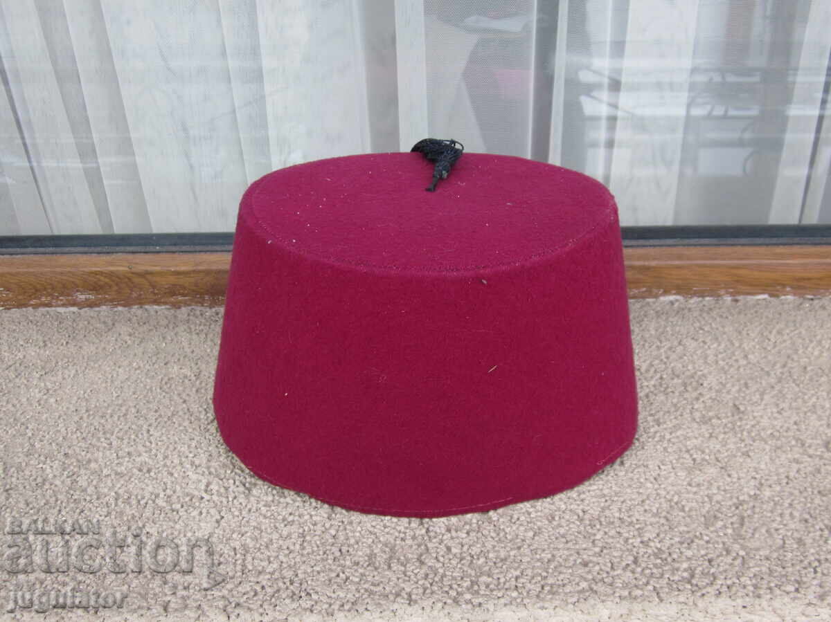 автентичен стар мъжки калпак фес за мъжка фолклорна носия с цена € 25.00 | 48.90 лв. автентичен стар мъжки калпак фес за мъжка фолклорна носия с цена € 25.00 | 48.90 лв.