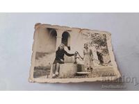 Fotografie Femeie și fetiță lângă pompă de apă manuală