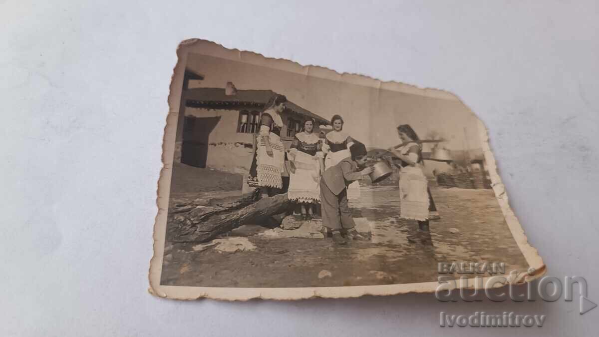 Φωτογραφία Γυναικών με παραδοσιακές φορεσιές με καζάνια στο ποτάμι