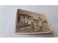 Φωτογραφία Γυναικών με παραδοσιακές φορεσιές με καζάνια στο ποτάμι