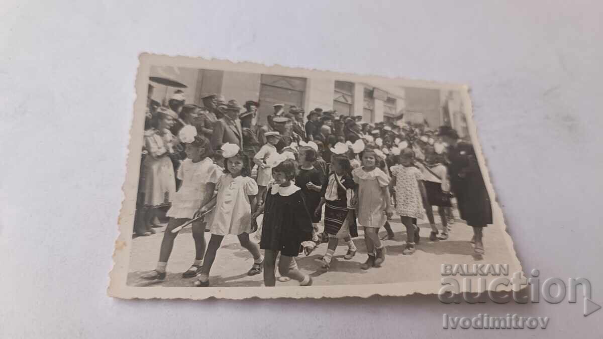 Снимка Ученици със своя учителка на шествие по улицата