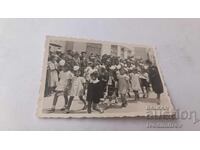 Снимка Ученици със своя учителка на шествие по улицата