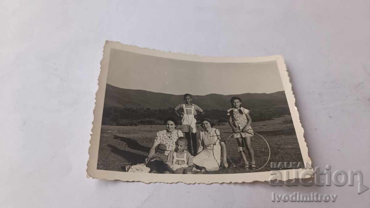 Φωτογραφία Γυναίκες και παιδιά στο λιβάδι Φωτογραφία Γυναίκες και παιδιά στο λιβάδι