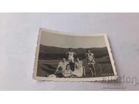 Φωτογραφία Γυναίκες και παιδιά στο λιβάδι