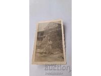 Φωτογραφία Άνδρας με αξίνα μπροστά από παλιό σπίτι 1940