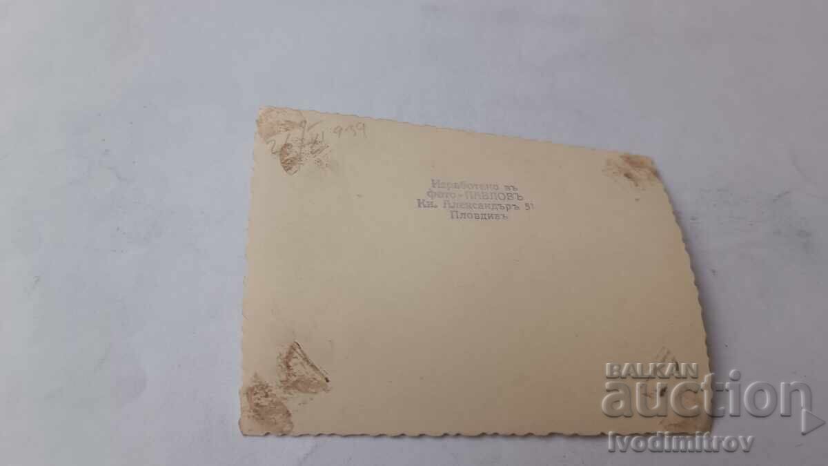 Fotografie Plovdiv Doi bărbați stând pe o bancă de lemn 1939 cu preț € 1.35 | 2.64 BGN Fotografie Plovdiv Doi bărbați stând pe o bancă de lemn 1939 cu preț € 1.35 | 2.64 BGN