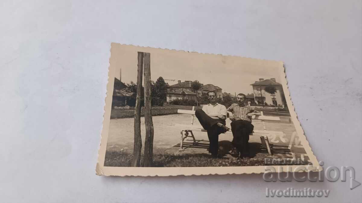 Fotografie Plovdiv Doi bărbați stând pe o bancă de lemn 1939 Fotografie Plovdiv Doi bărbați stând pe o bancă de lemn 1939