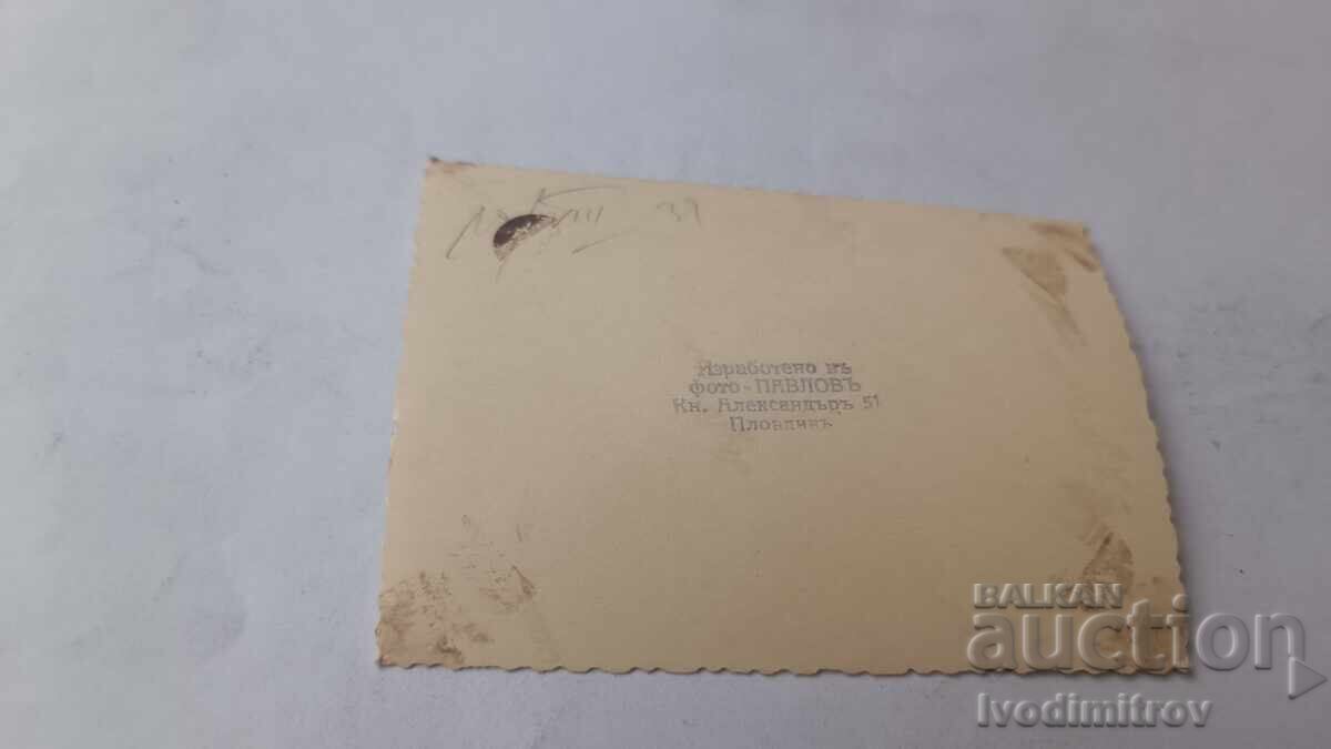 Fotografie Plovdiv Doi bărbați, o femeie și trei copii 1939 cu preț € 1.35 | 2.64 BGN Fotografie Plovdiv Doi bărbați, o femeie și trei copii 1939 cu preț € 1.35 | 2.64 BGN