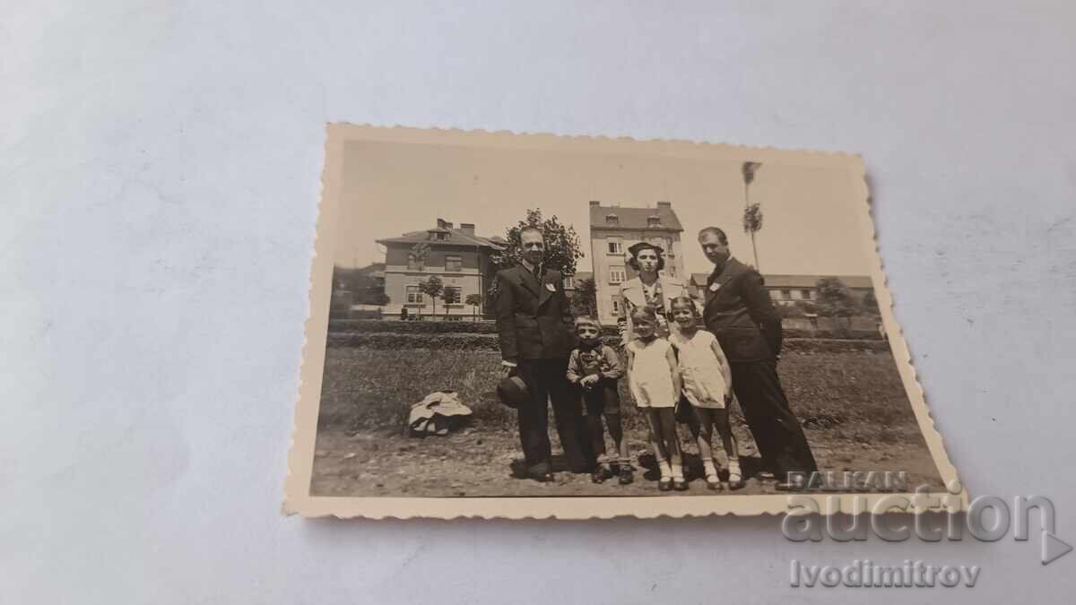 Fotografie Plovdiv Doi bărbați, o femeie și trei copii 1939 Fotografie Plovdiv Doi bărbați, o femeie și trei copii 1939