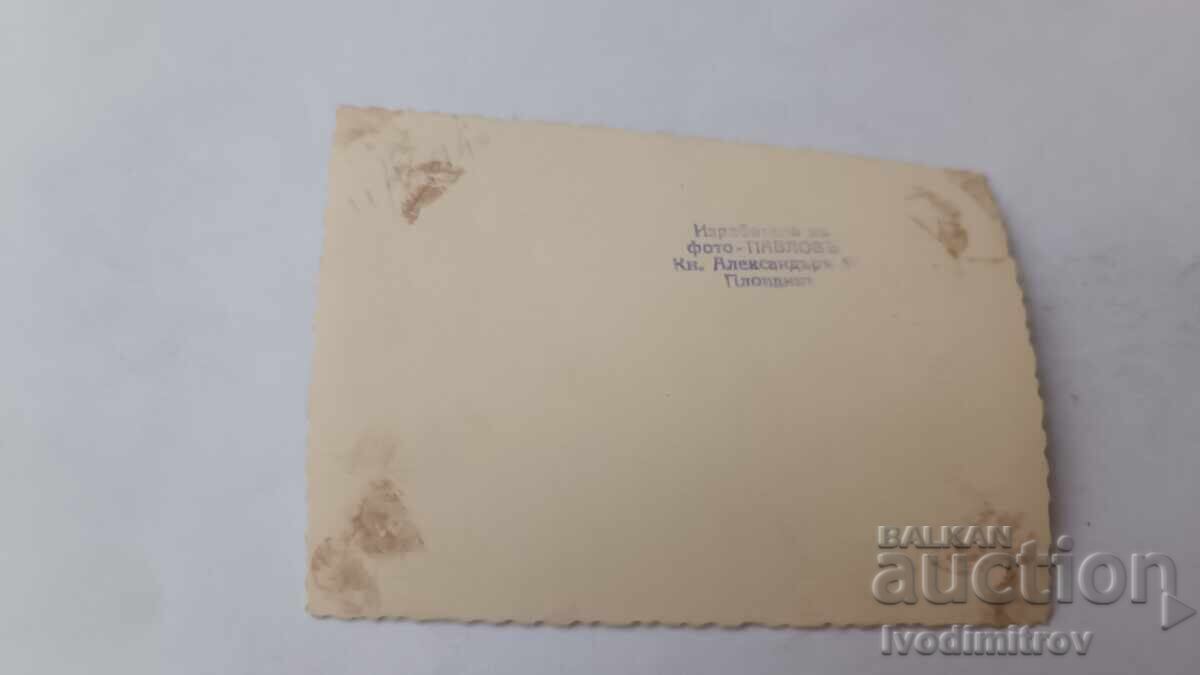 Φωτογραφία Πlovdivŭ, Πέντε άνδρες μπροστά από διοικητικό κτίριο, 1940 με τιμή € 1.35 | 2.64 BGN