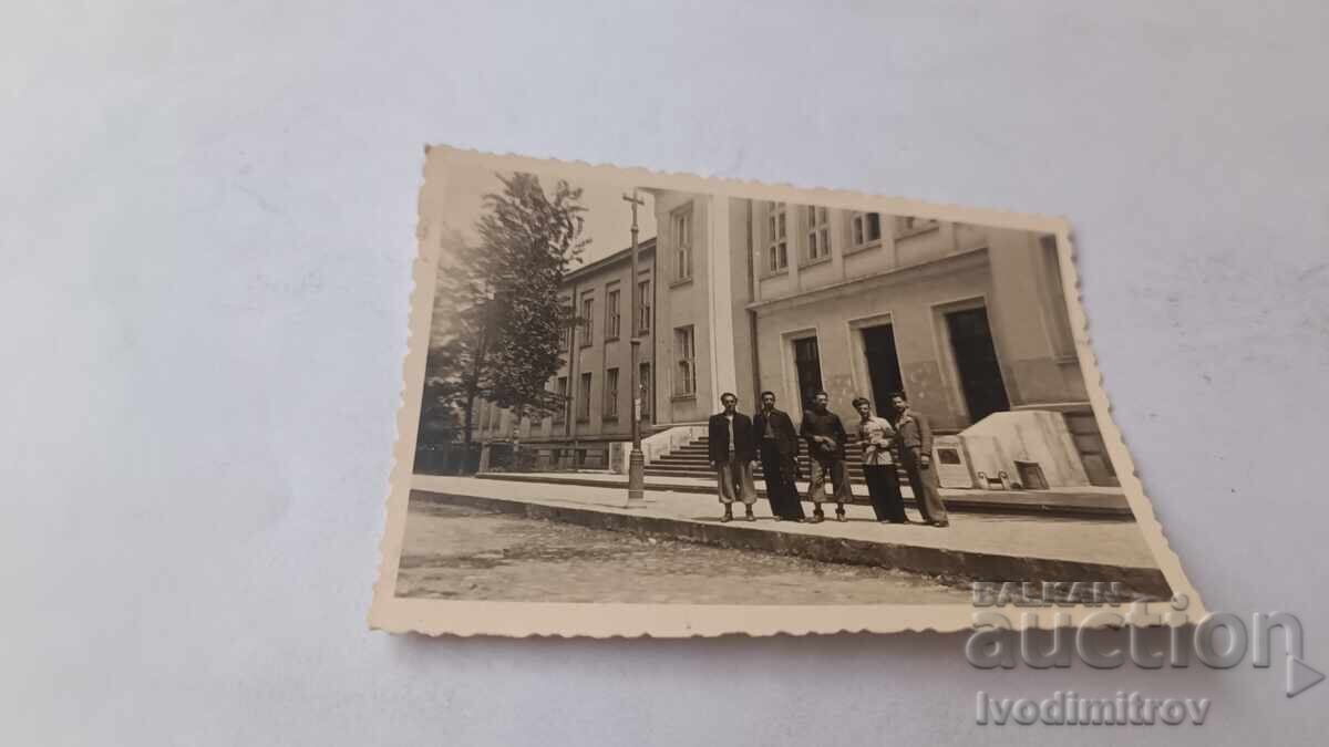 Φωτογραφία Πlovdivŭ, Πέντε άνδρες μπροστά από διοικητικό κτίριο, 1940