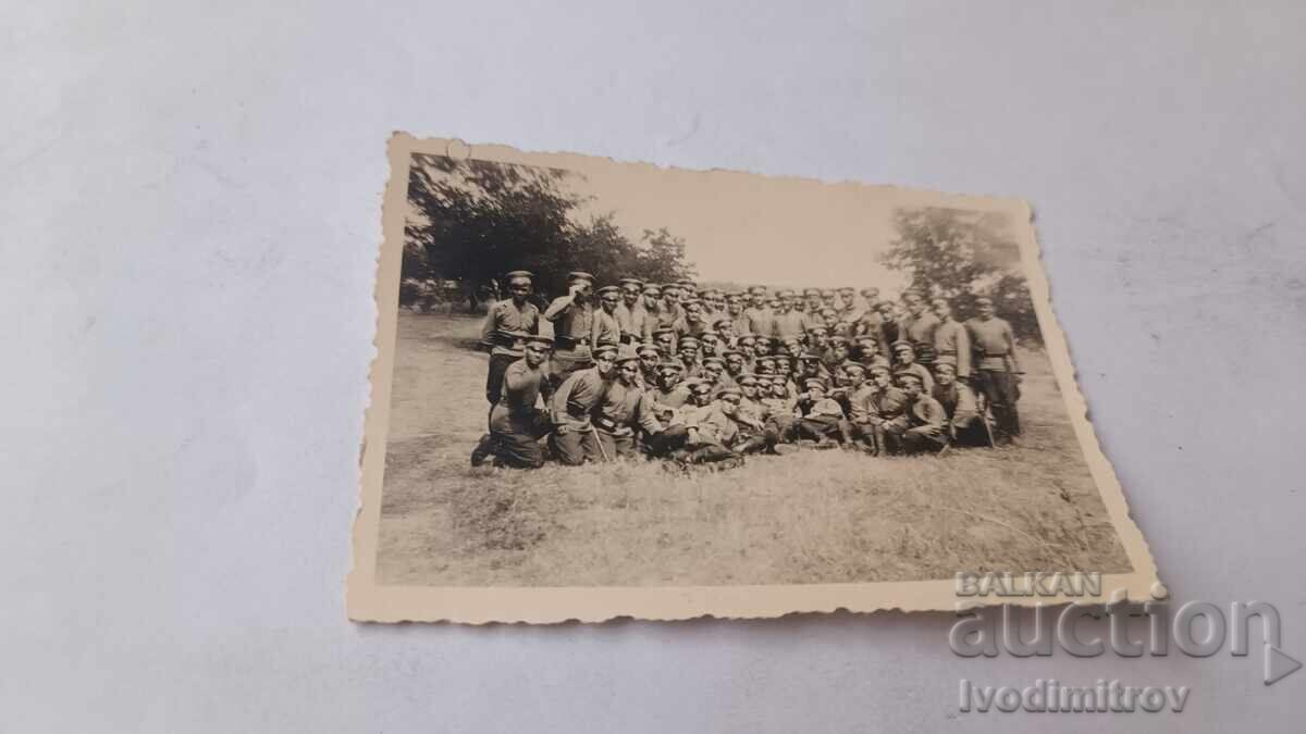 Φωτογραφία Αξιωματικοί και στρατιώτες στο λιβάδι