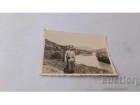 Φωτογραφία Στρατιώτη με όπλο δίπλα στο ποτάμι 1940