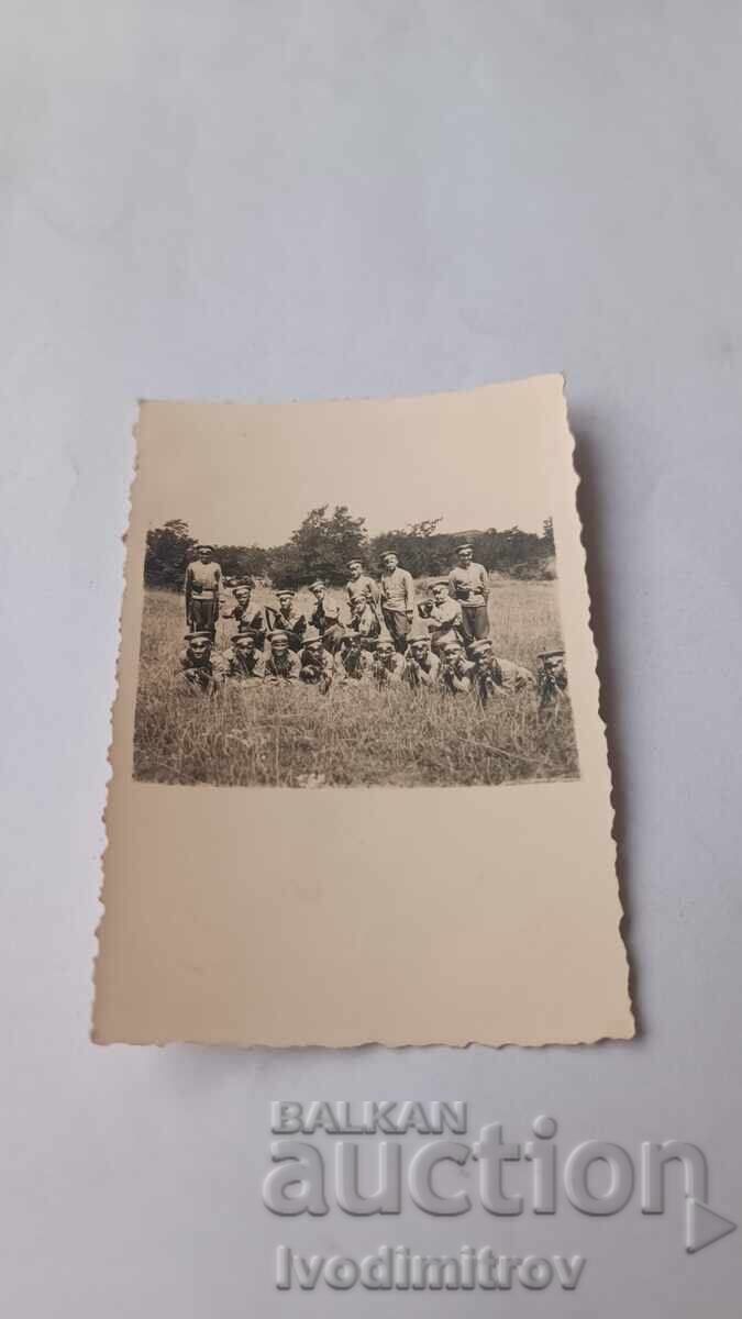 Φωτογραφία Αξιωματικοί και στρατιώτες στο λιβάδι 1940 Φωτογραφία Αξιωματικοί και στρατιώτες στο λιβάδι 1940