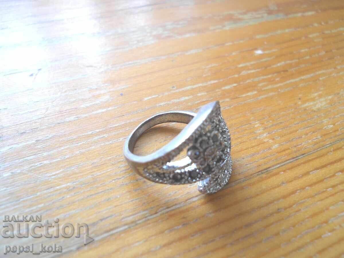 Аукцион Стар метален дамски пръстен с камъни