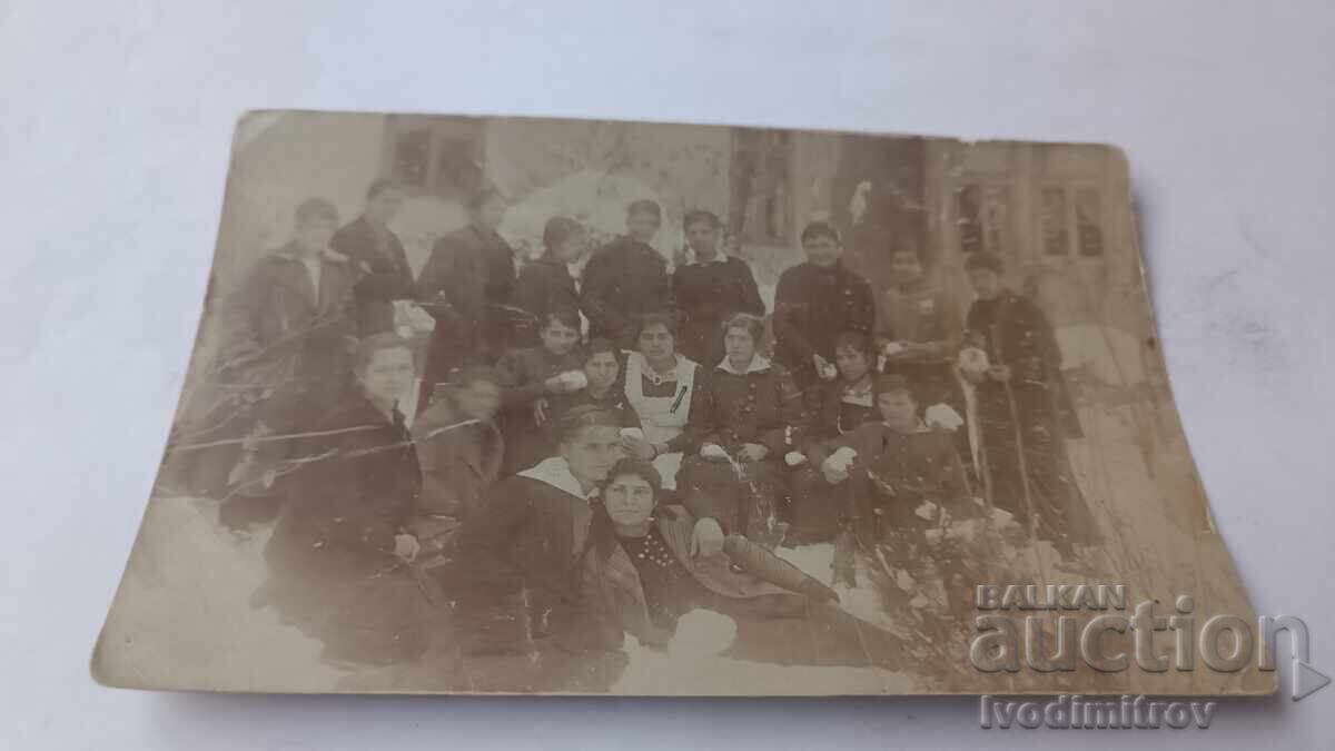 Photo Vidin: Schoolgirls in the schoolyard in winter 1918