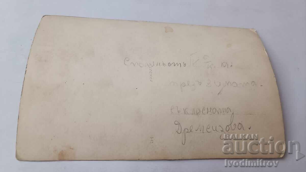 Снимка Ученички от IV -а клас в двора на у-то през зимата с цена € 1.16 | 2.27 лв.