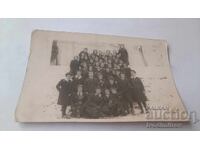 Снимка Ученички от IV -а клас в двора на у-то през зимата