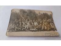 Снимка Ученици от II -б клас със своя учител в парка