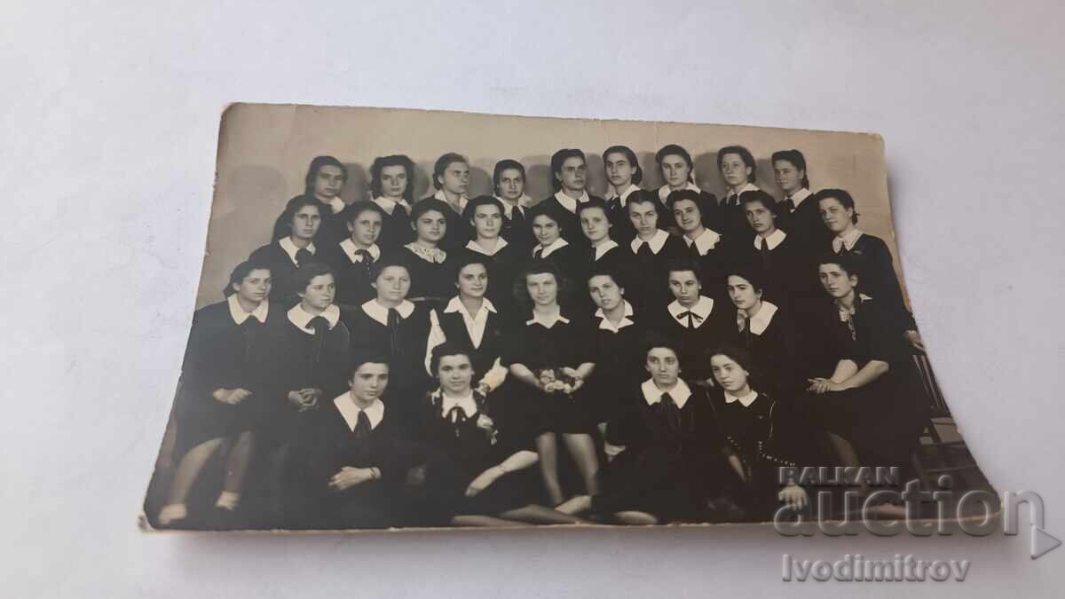 С-ка Ученички от VIII -а клас със своята учителка пред бала