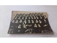 Σ-κα Μαθήτριες από την Η' τάξη με την δασκάλα τους πριν από την γιορτή αποφοίτησης