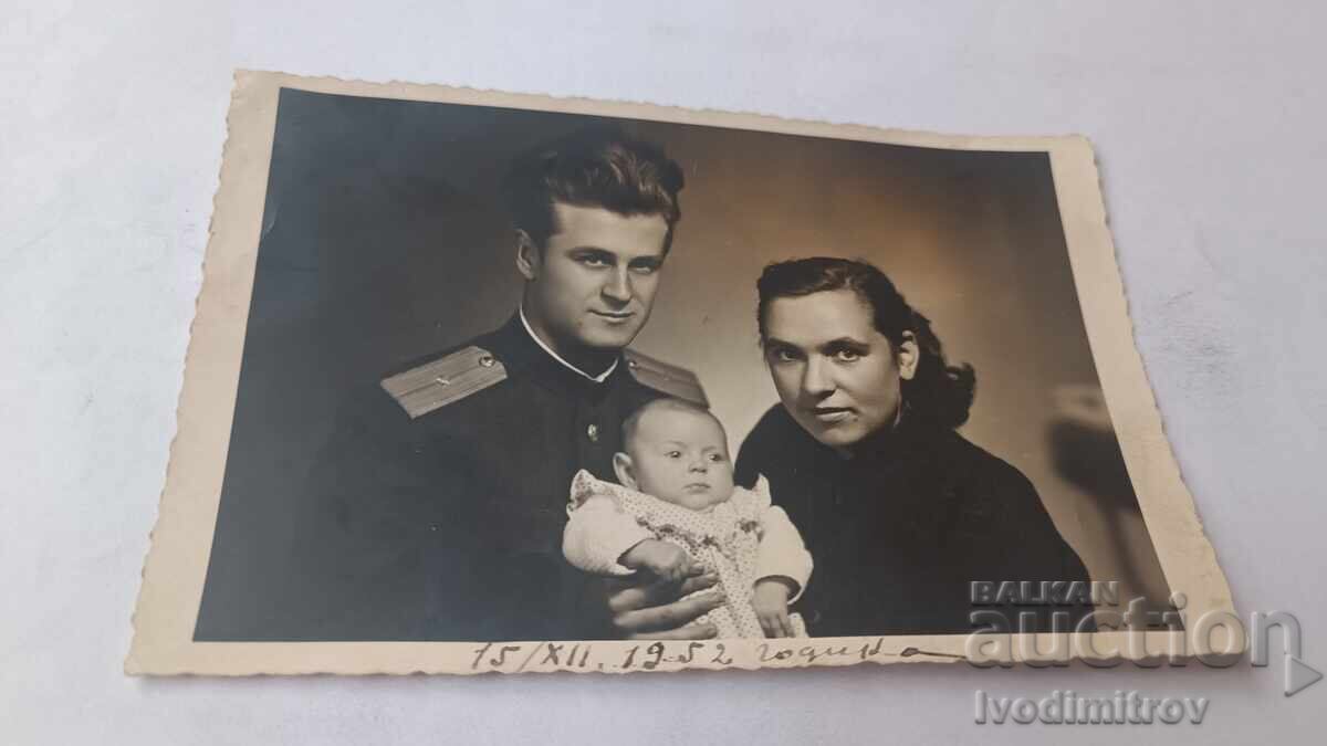 Φωτογραφία Σόφιας Αξιωματικού με τη σύζυγό του και το μωρό του 1952