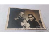 Снимка София Офицер със съпругата си и бебе 1952