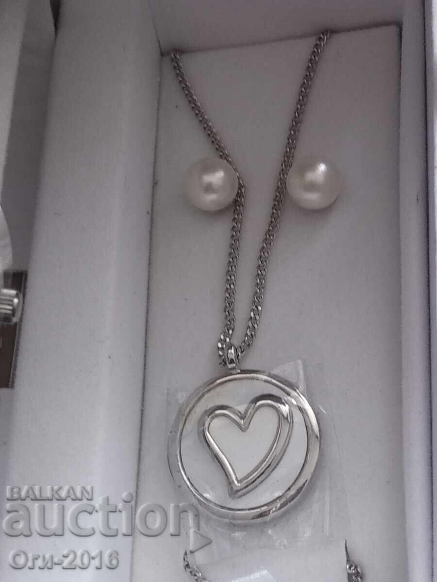 Κοστούμι για κυρίες TIME PIECE ρολόι, κολιέ και σκουλαρίκια με τιμή € 35.00 | 68.45 BGN Κοστούμι για κυρίες TIME PIECE ρολόι, κολιέ και σκουλαρίκια με τιμή € 35.00 | 68.45 BGN