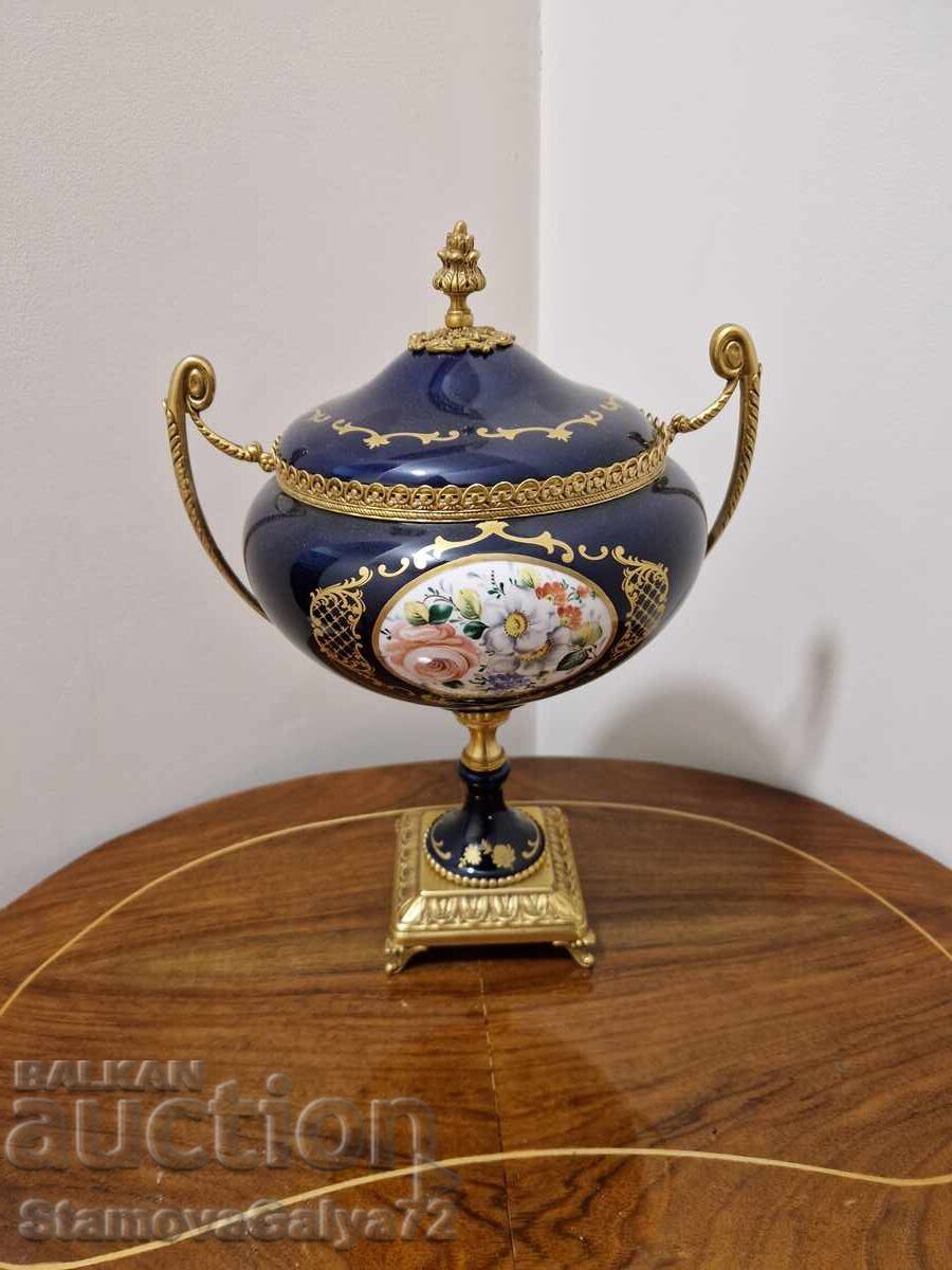 Уникална антикварна френска порцеланова купа Limoges с цена € 183.00 | 357.92 лв. Уникална антикварна френска порцеланова купа Limoges с цена € 183.00 | 357.92 лв.