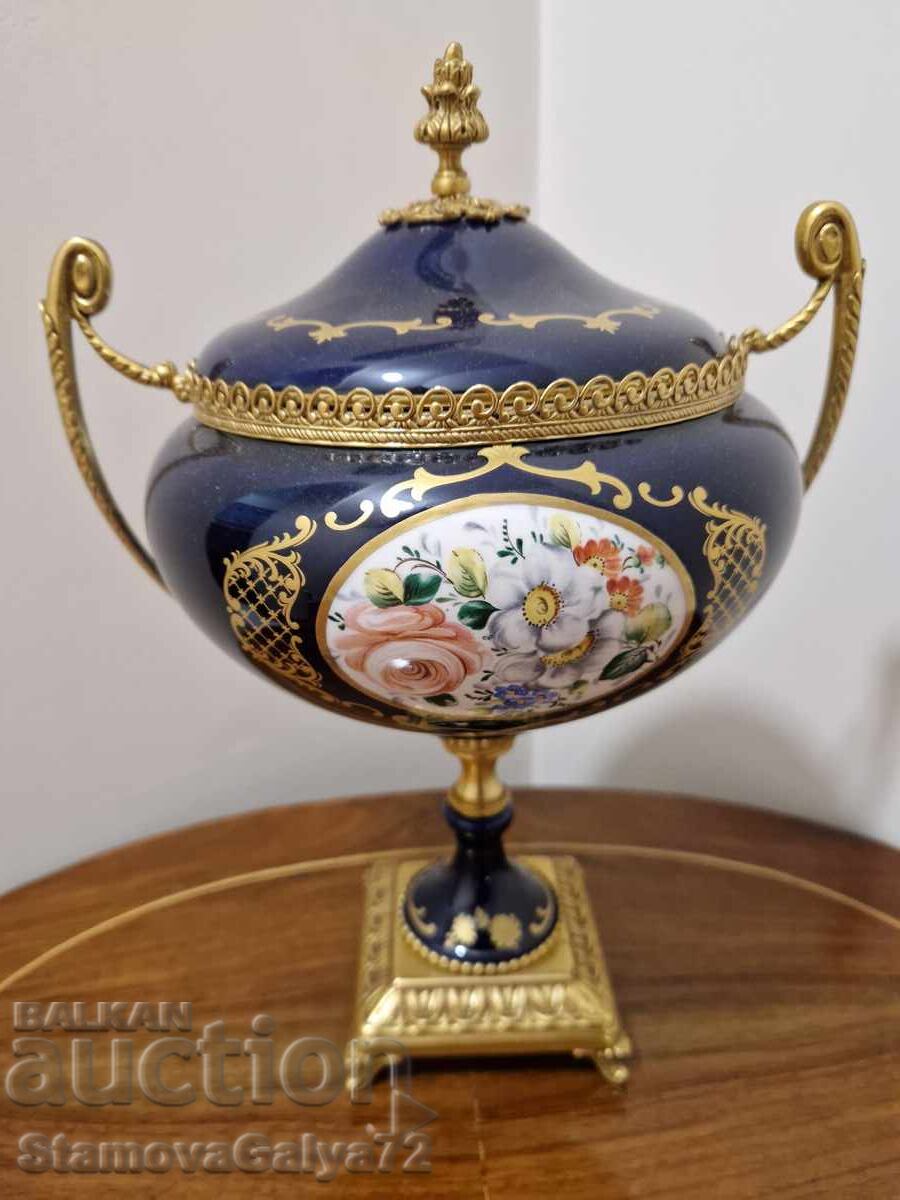 Аукцион Уникална антикварна френска порцеланова купа Limoges Аукцион Уникална антикварна френска порцеланова купа Limoges