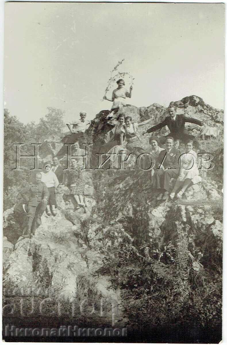 192? OLD PHOTO YOUTH HIKE IN THE MOUNTAINS E765