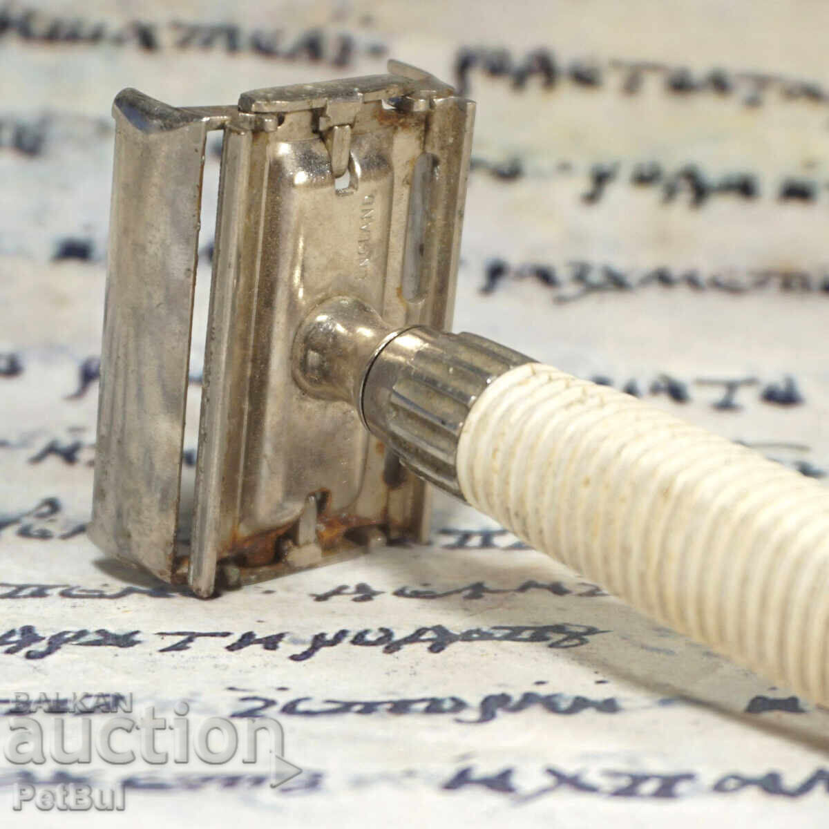 Παλιό ξυράφι Gillette England με τιμή € 16.00 | 31.29 BGN Παλιό ξυράφι Gillette England με τιμή € 16.00 | 31.29 BGN