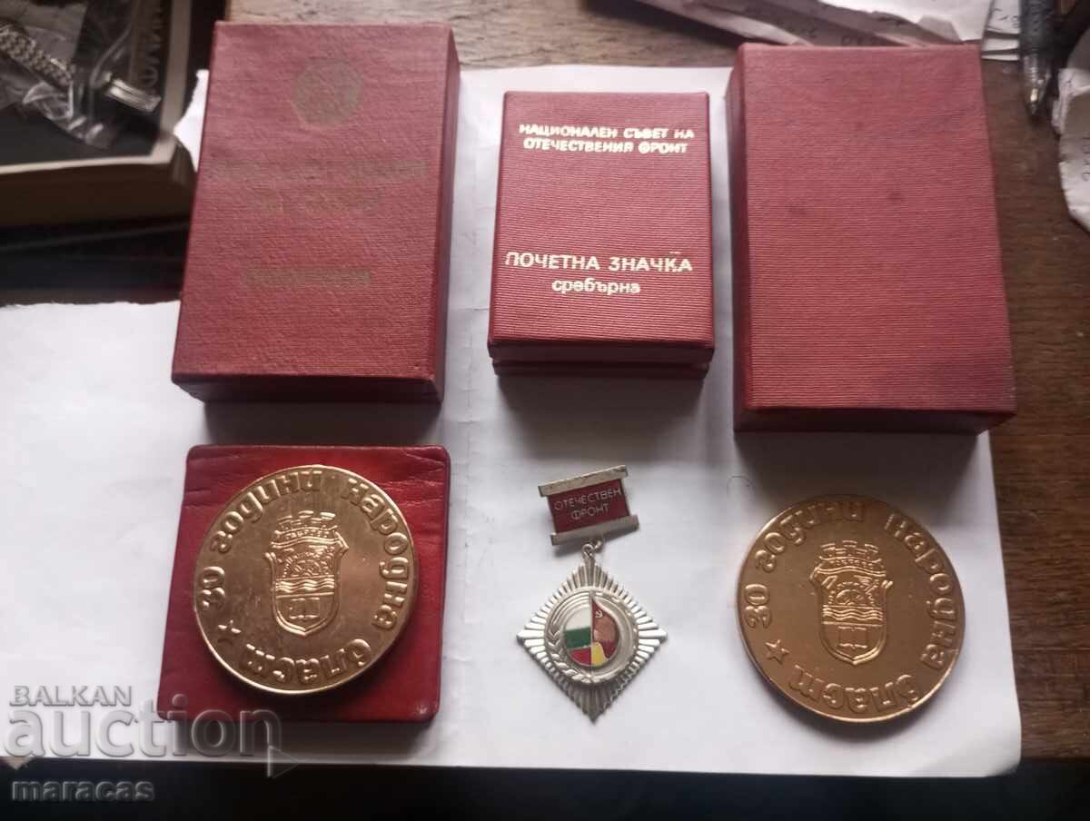 Licitație Vechi medalii și plachete socialiste Licitație Vechi medalii și plachete socialiste