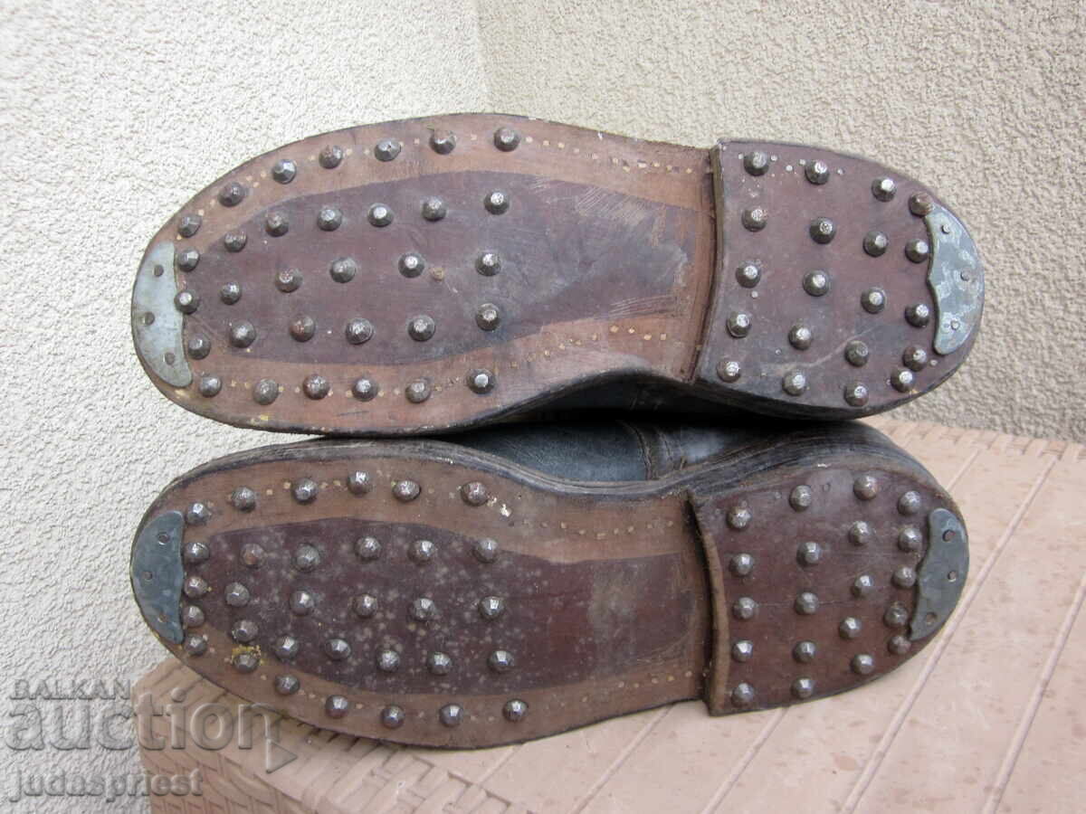 Licitație Cizme vechi militare bulgare de santinelă cu ținte