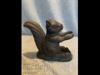 стара чугунена фигура катеричка