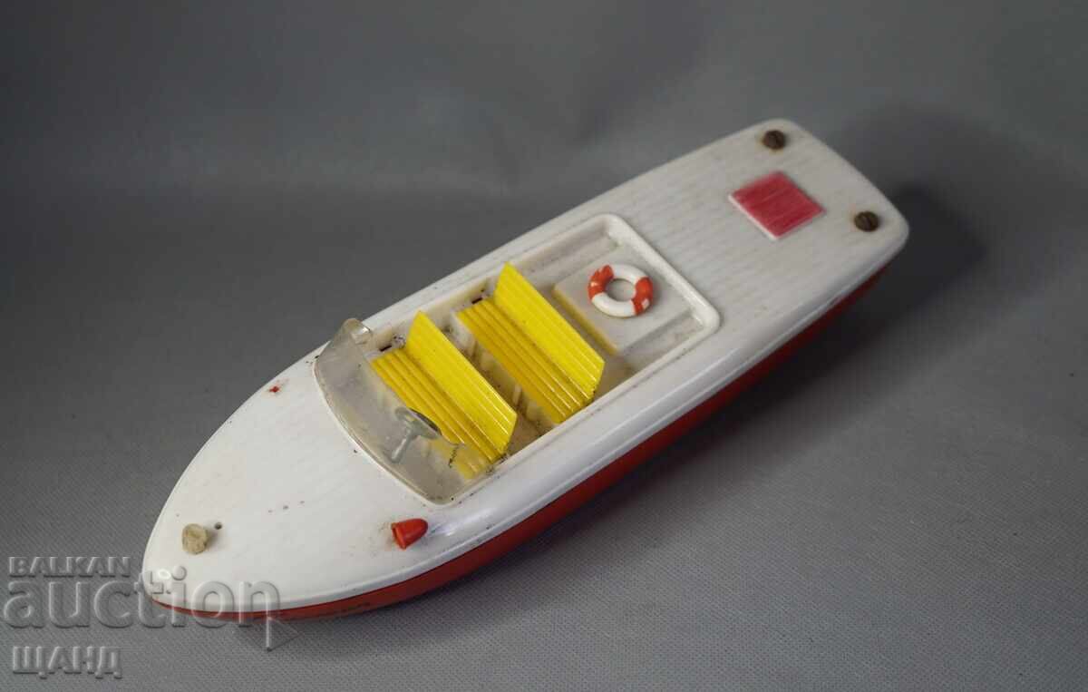Jucărie veche germană din plastic, model barcă cu motor cu preț € 10.40 | 20.34 BGN