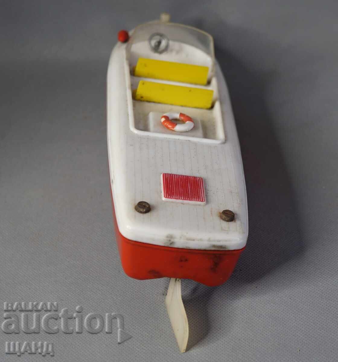Livrarea Jucărie veche germană din plastic, model barcă cu motor