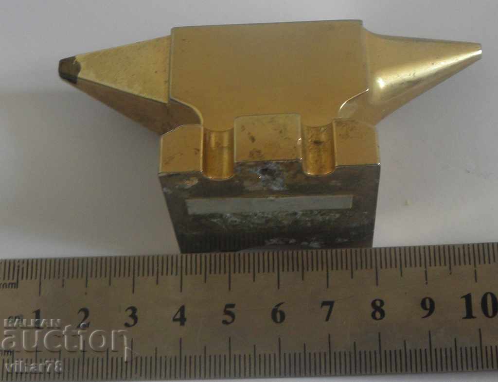 NICVALĂ DE ORAȘ cu preț € 17.99 | 35.19 BGN NICVALĂ DE ORAȘ cu preț € 17.99 | 35.19 BGN