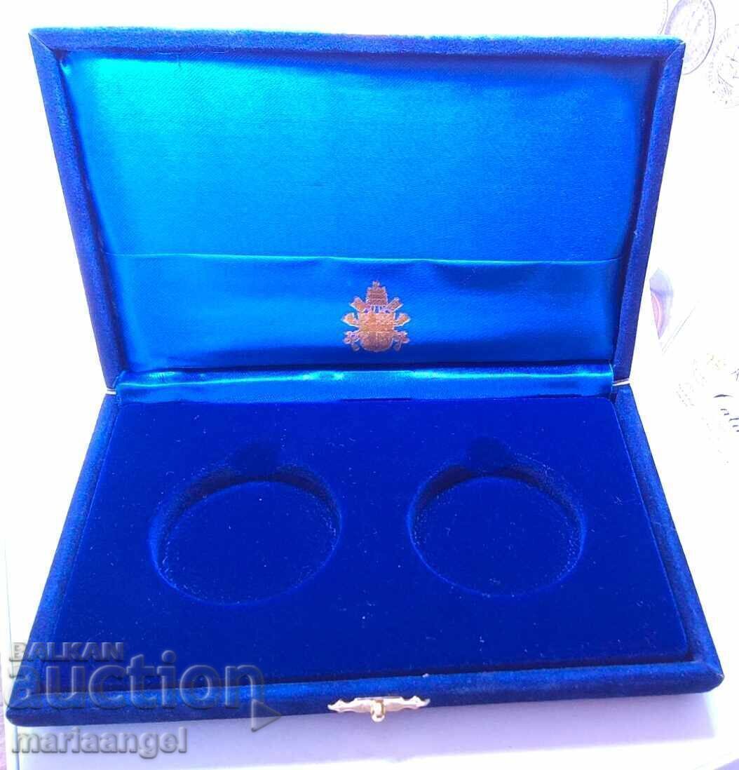 Livrarea Cutie pentru 2 monede Vatican de 10.000 lire (aproximativ 38-39mm) Livrarea Cutie pentru 2 monede Vatican de 10.000 lire (aproximativ 38-39mm)