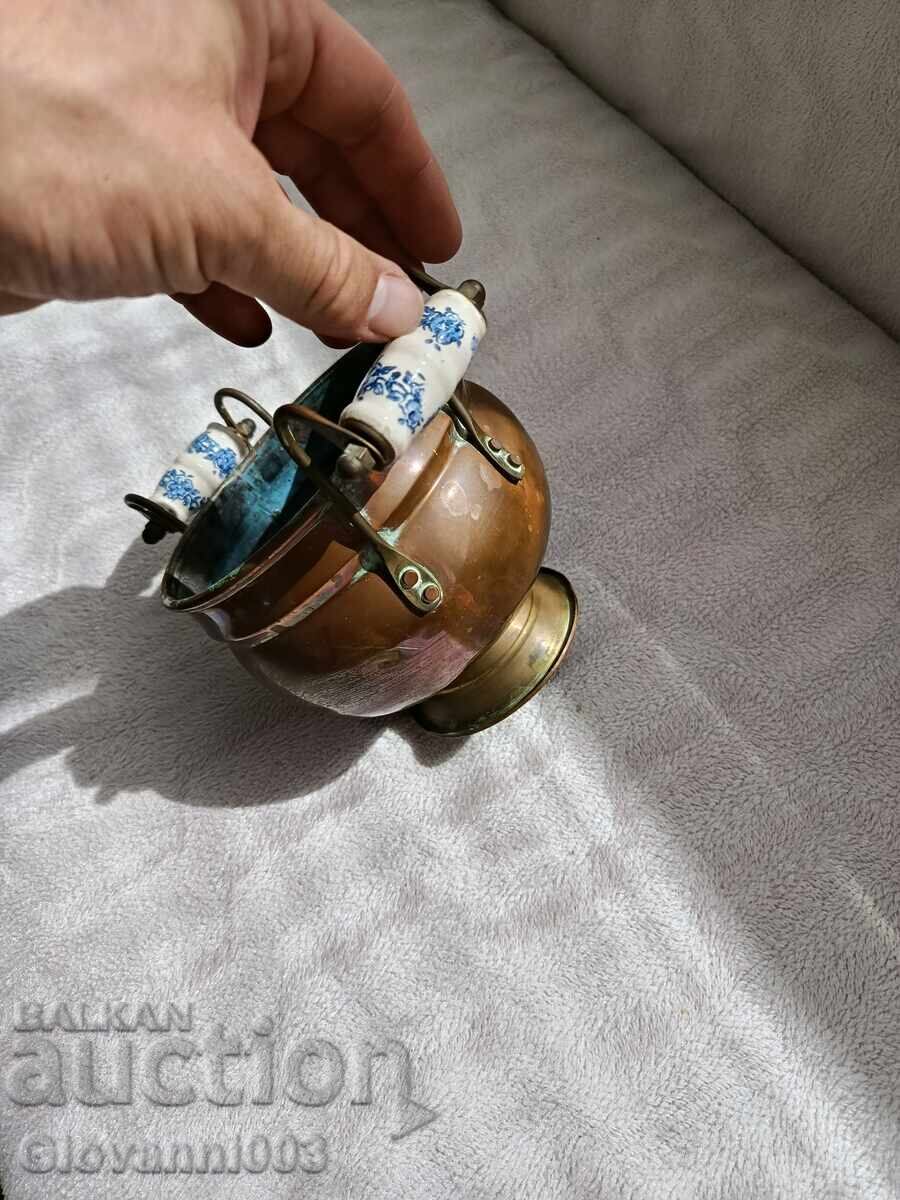 Медна кашпа с порцеланови дръжки с цена € 54.00 | 105.61 лв.