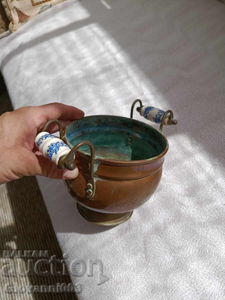 Аукцион Медна кашпа с порцеланови дръжки