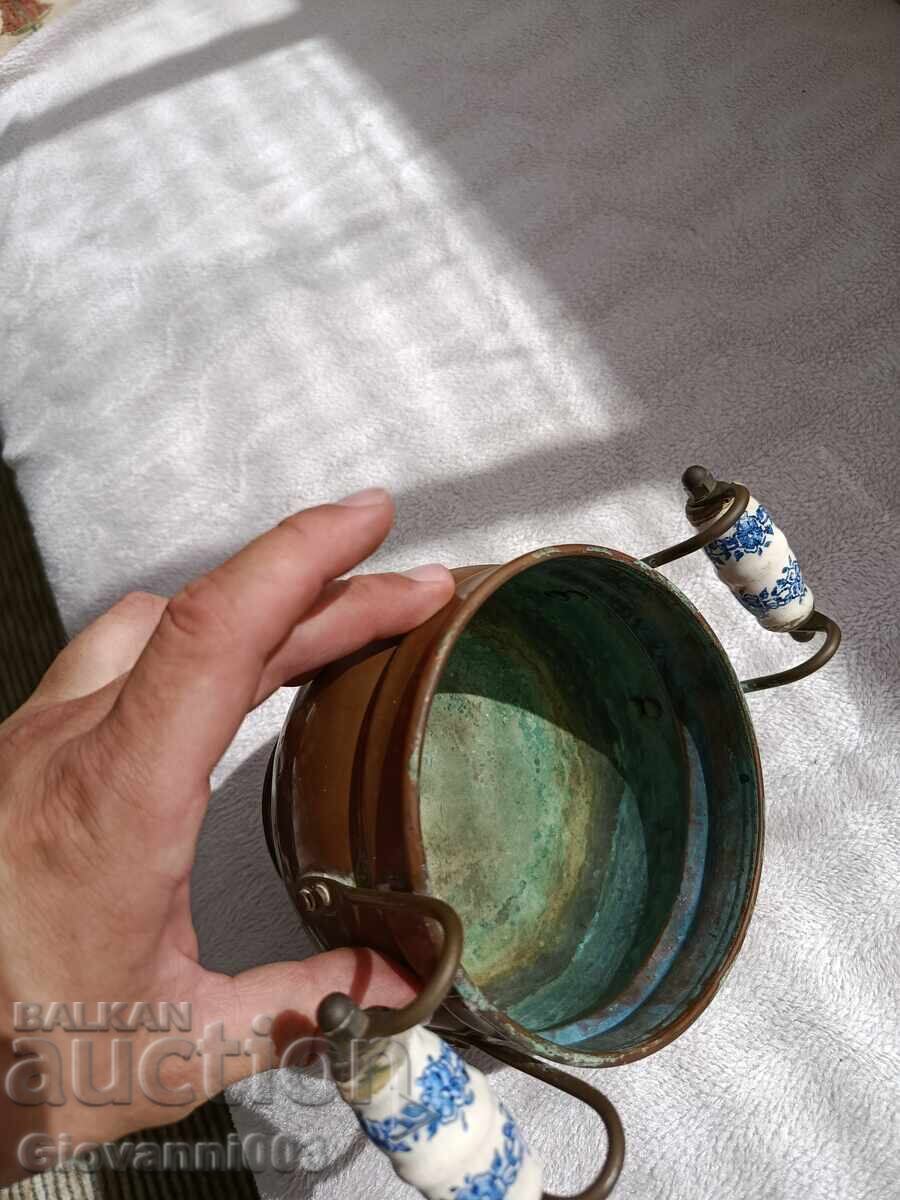 Доставка на Медна кашпа с порцеланови дръжки