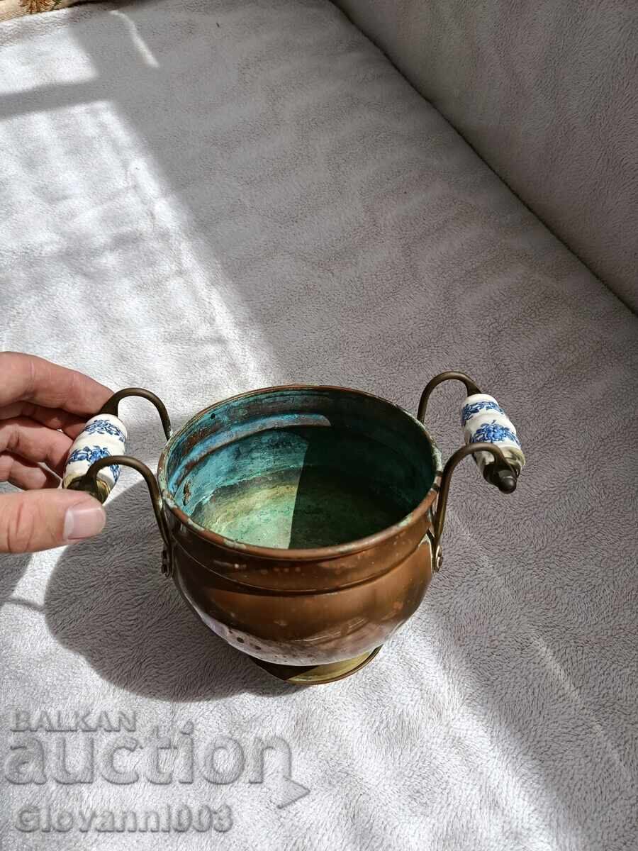 Медна кашпа с порцеланови дръжки