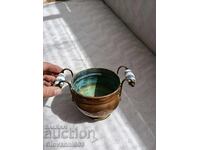 Медна кашпа с порцеланови дръжки