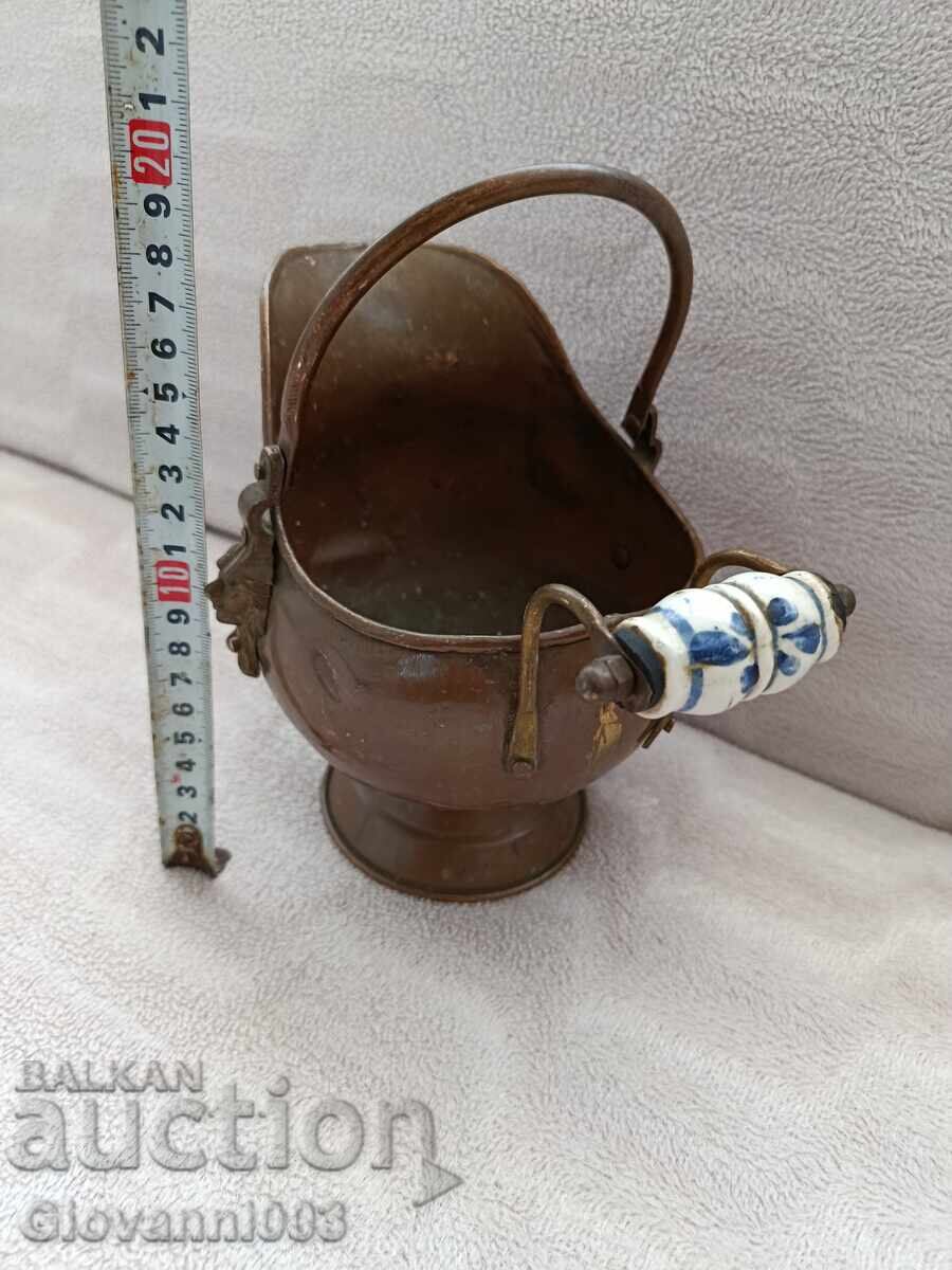 Медна кашпа с порцеланова дръжка с цена € 57.00 | 111.48 лв.