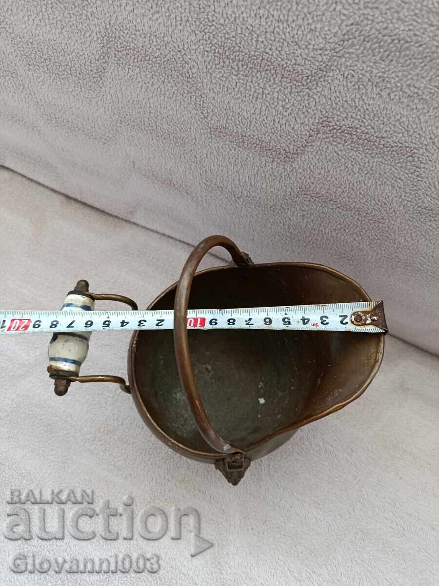 Доставка на Медна кашпа с порцеланова дръжка