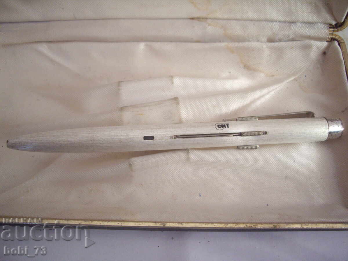 Stilou vechi cu patru culori