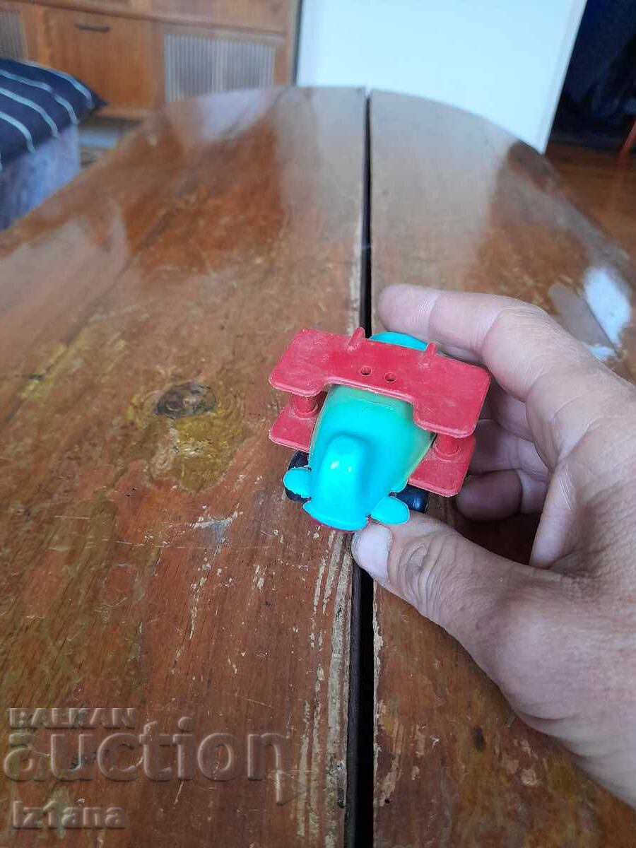 Παράδοση Ένα παλιό παιδικό παιχνίδι, ένα αεροπλάνο