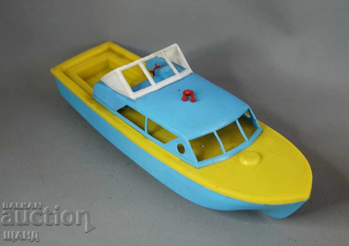 Veche jucărie mecanică din plastic germană barcă navă vapor cu preț € 9.65 | 18.87 BGN